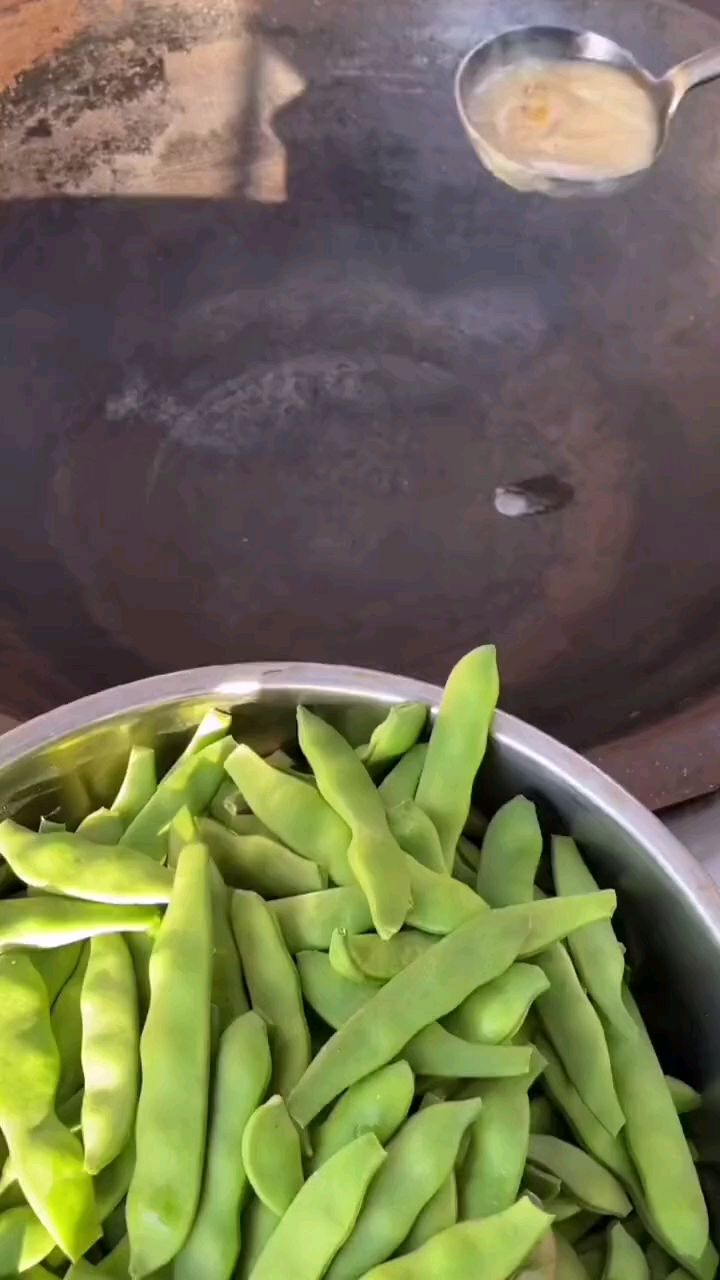 东北人的最爱,腊肉炖油豆角咸鲜味美,可口下饭。