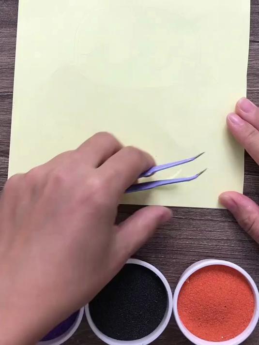 彩色艺术粘贴沙画一个彩色小蛋糕