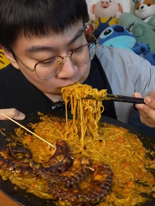 蟹膏蟹黄拌面加麻辣小龙虾碳烤章鱼足串加红烧脱骨猪蹄加提拉米苏
