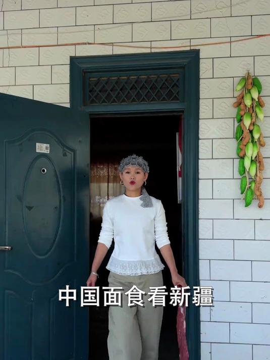 劳作后的餐食总带着阳光的余温，一碗酸菜肉拌面，已是高级料理！