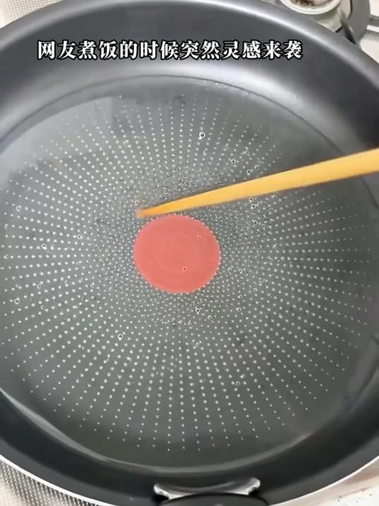 网友煮饭的时候突然灵感来袭,拿起筷子随手在锅里面画了个哆啦a梦