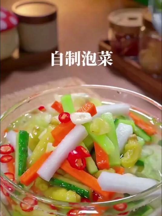 夏天到了，很多人做泡菜直接用水泡