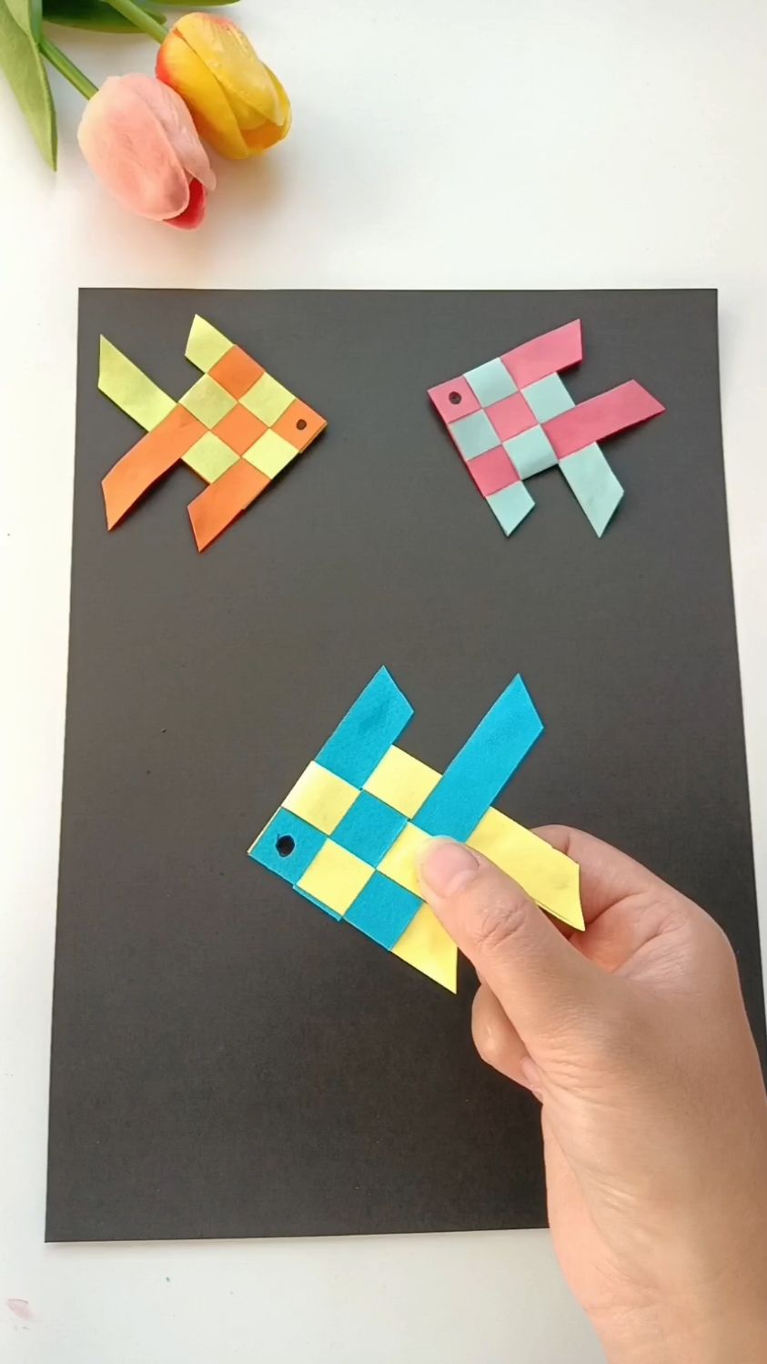 用彩色纸条编织一条小鱼,很简单,快和孩子一起来编