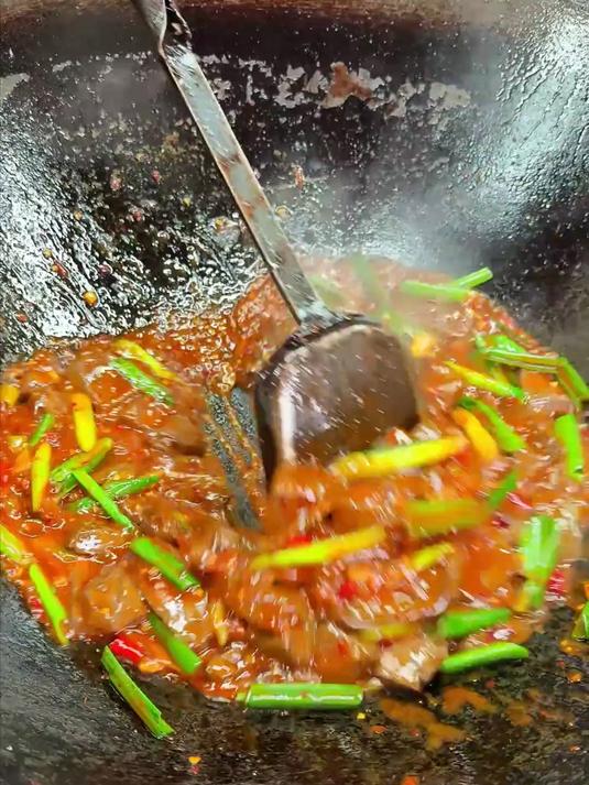 今天来做一道 泡椒鸭血,鲜嫩爽滑醇酸微辣,好吃得停不下来