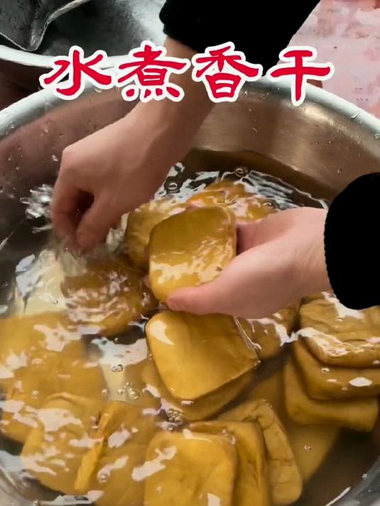 阿公买了一只12斤的大鹅,阿米做青椒黄豆鹅