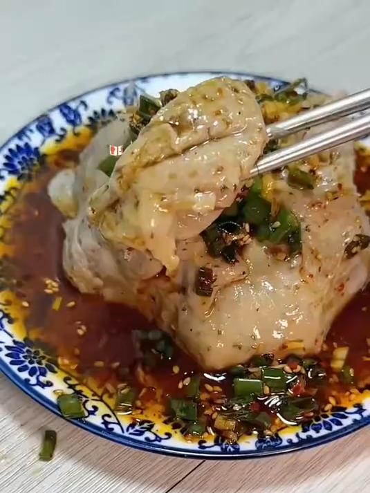 荞麦年糕淋上料汁可好吃了