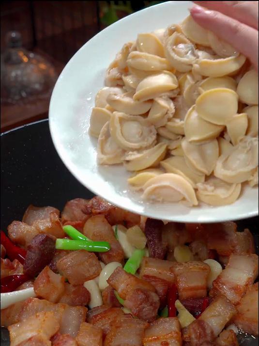 一直以为在酒店才能吃到的干鲍鱼焖肉其实在家做也非常容易的。#干鲍鱼##好吃到停不下来#