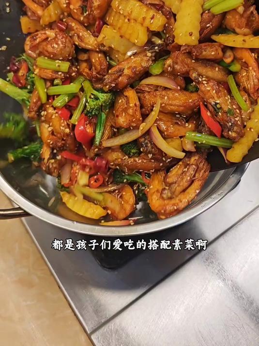 香辣鸡翅虾,外脆里嫩还特别入味,孩子们根本停不下来