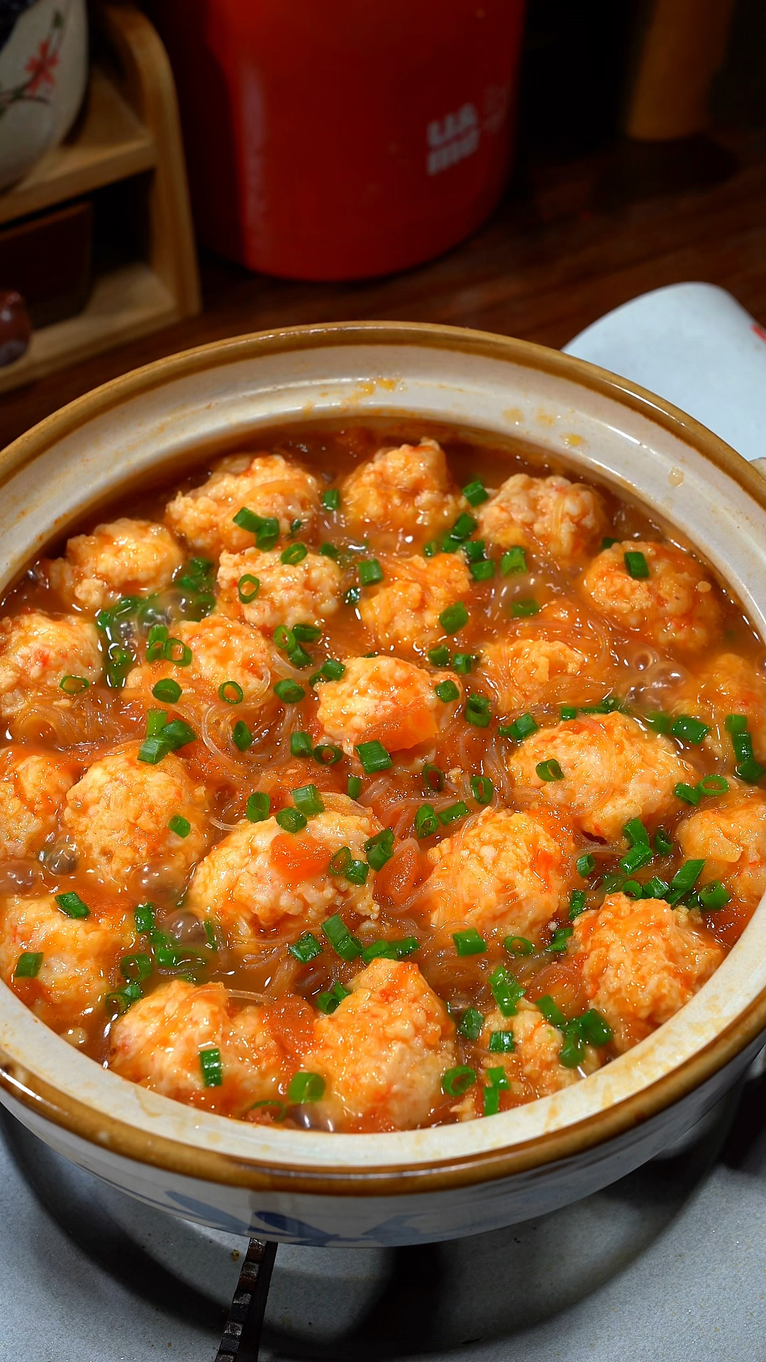 一到夏天,我们家每周都要吃几回这个番茄虾滑粉丝煲,做法简单,鲜香美味又下饭