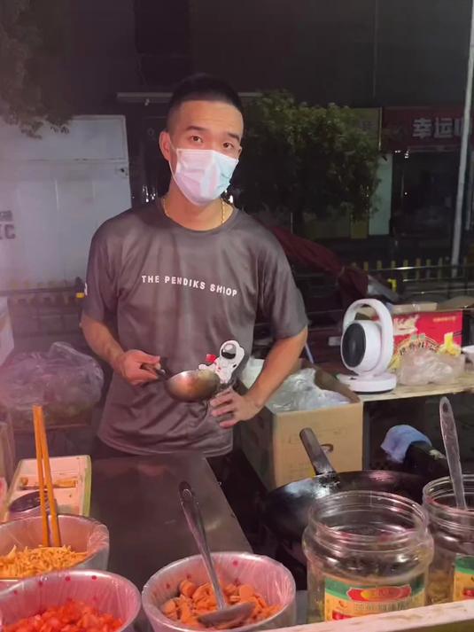 万万没想到老板装方便面的一次性碗不是塑料的