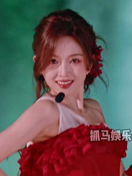 全场最有女人味的舞台,吴宣仪这两句,唱得骨头都酥了丨乘风2025
