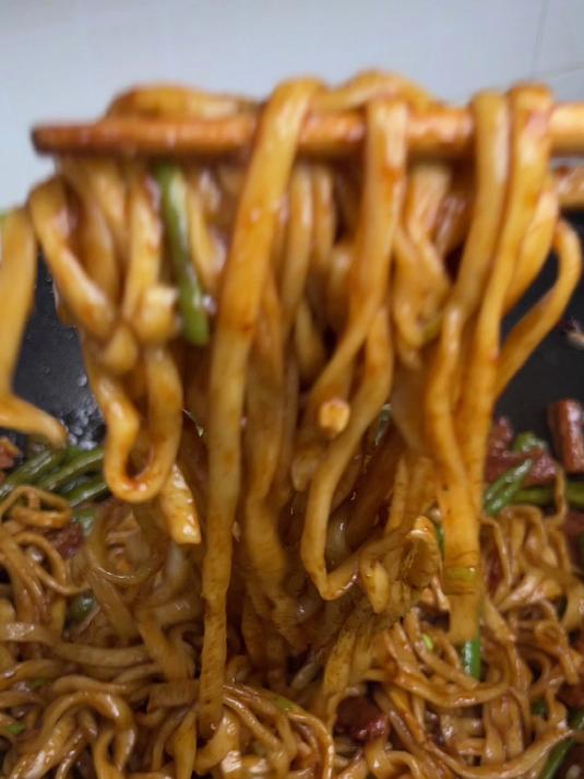 豆角成熟的季节，焖一锅面条，太香了