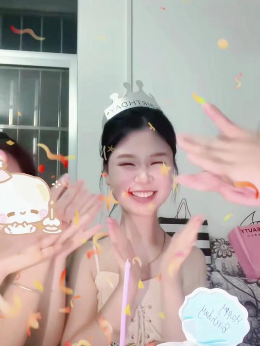 女子生日这天，对着蛋糕许愿后吹蜡烛，网友：你是全世界最适合穿泡泡袖的人#宝藏城市漫游记#