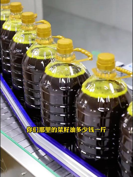 我们农村都吃这种自榨的纯菜籽油它比普通的油香太多了
