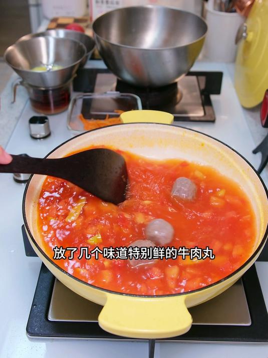 母女二人午餐,松松软软的南瓜发糕,还有冰糖炖梨吃,又是美好的