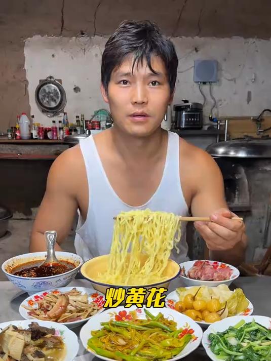 又是丰盛的午餐，青椒炒肉，炒黄花，四季豆，泡酸菜，充实的一天
