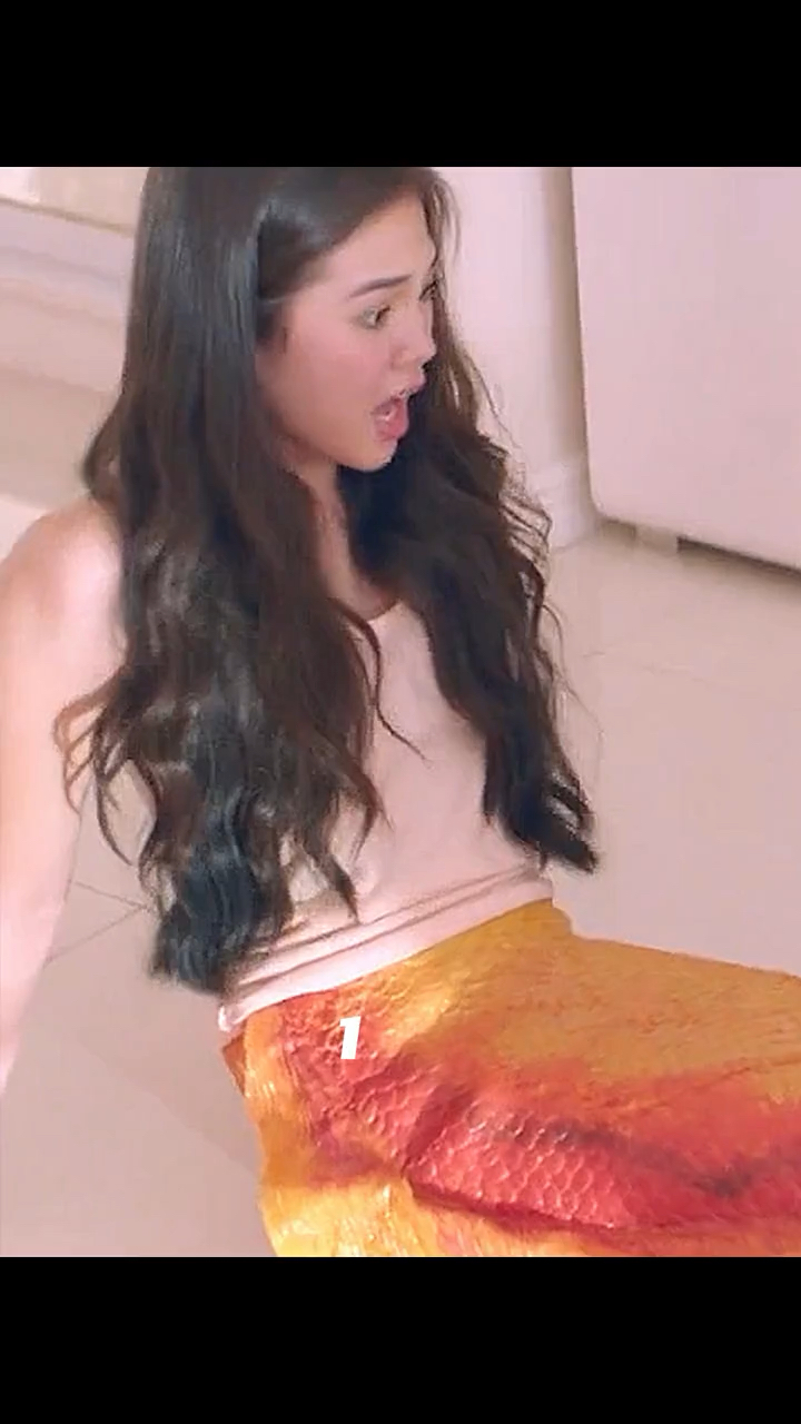 女人一夜之间变成美人鱼 家里的猫都馋坏了