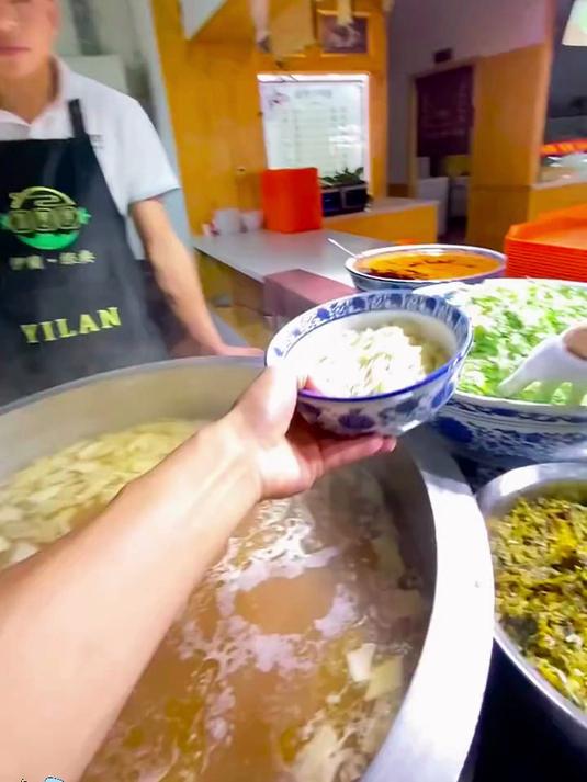 东方宫联名款拉面!料包丰富还原度高,在家秒穿兰州街头～