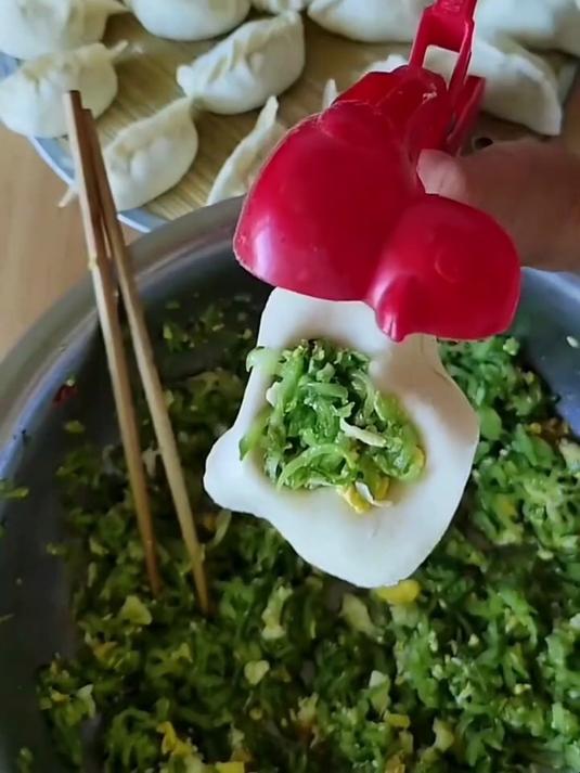 包小鸭子形状的饺子