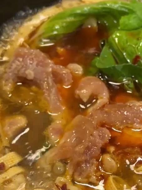 媳妇在家做砂锅米线，又麻又辣合胃口，在家也能吃出饭店的感觉