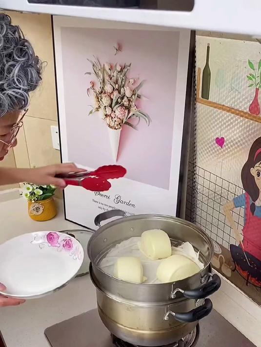 传统蒸布容易粘连 不好清洗 不卫生 现在都用这种一次性蒸笼纸