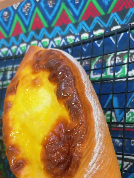 岩烧榴莲芝士面包