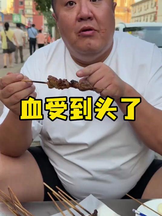 这个季节的大连坐在道边喝啤酒吃烤串
