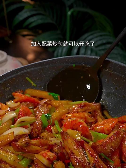我家每月都会做两次这个干锅鸡翅虾