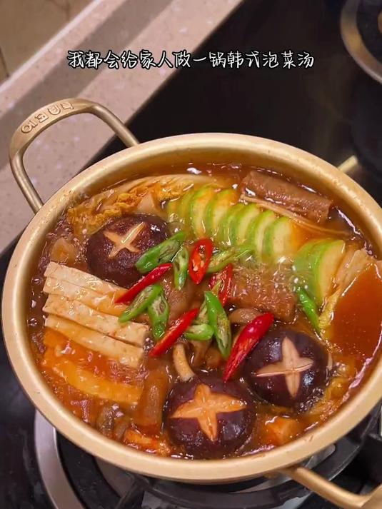每天晚上我都会给家人做一锅韩式泡菜汤