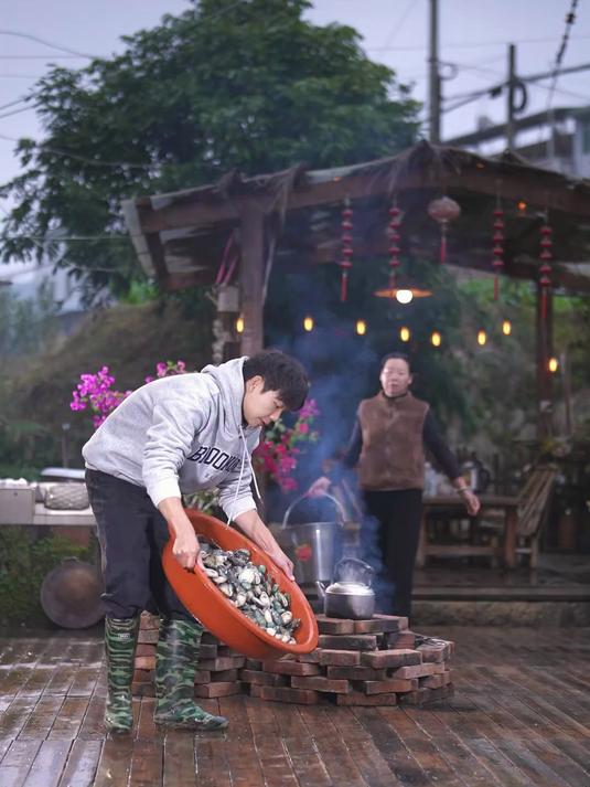 用50斤鲍鱼晒成“干鲍”那是年夜饭餐桌上的不可缺少的一道菜~