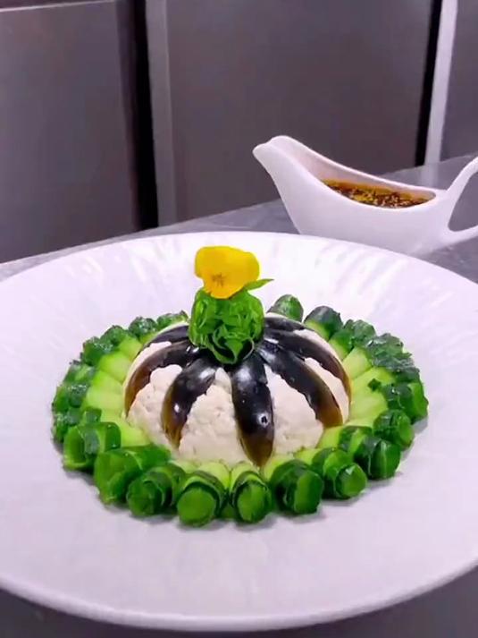 #摆盘技巧 #果蔬造型 #凉菜摆盘装饰技巧 #厨师