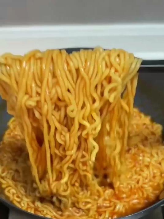 白象奶油火鸡面哎!奶香味好浓+火鸡面辣味真就好过瘾!