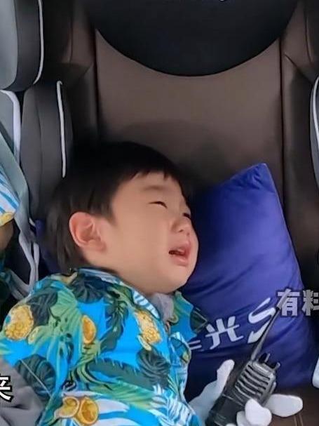 黄炎教训哭闹的滚滚,谁注意蛋蛋的表情,太可爱了!丨我们的爸爸