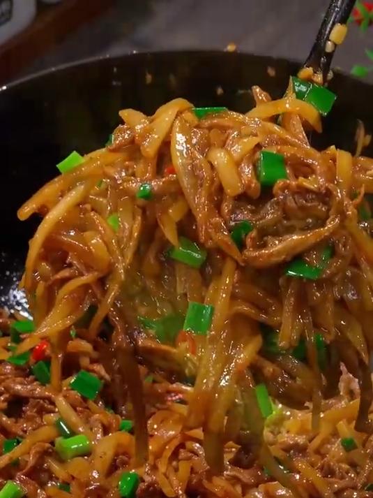 萝卜牛肉丝，牛肉配上萝卜炒一炒，又香又下饭，想吃你也试试做吧