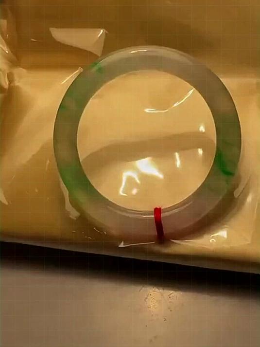 幻彩圆条手镯，通体荧光流转，古典形制显韵味