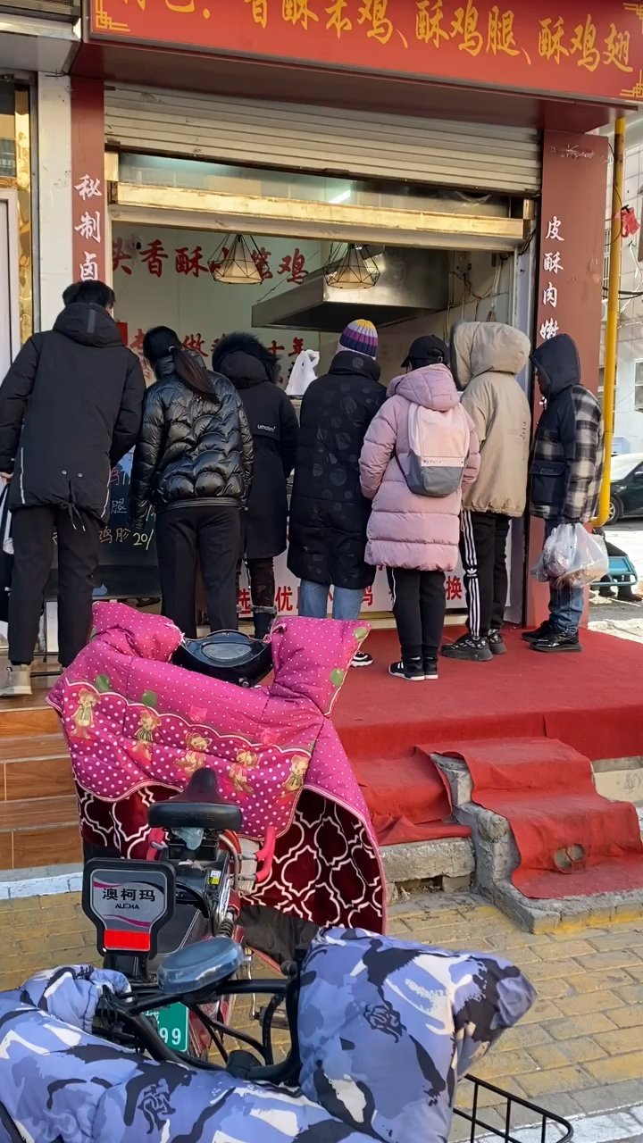 零下十五度,排队半小时才能吃到,香酥童子鸡太火了