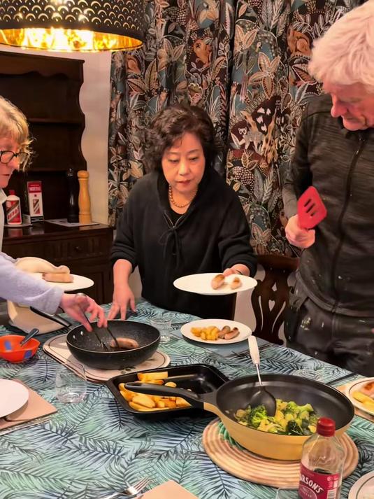 英国公婆家新餐厅装修好第一顿晚饭，中国爸妈白人饭新体验！