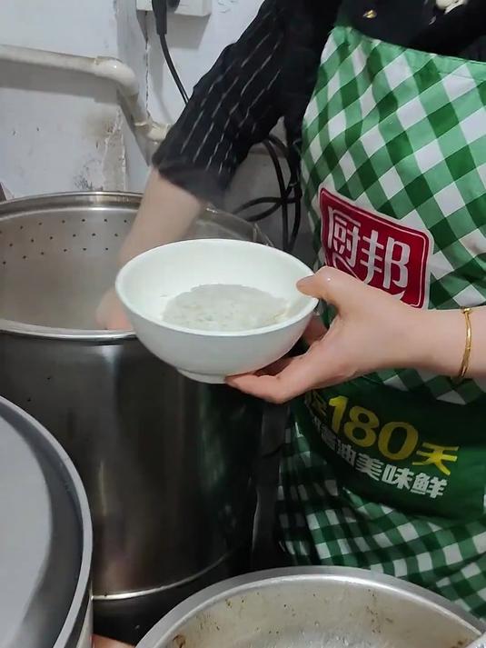 批发菜市场凌晨的猪脚饭2点多3点就开始了