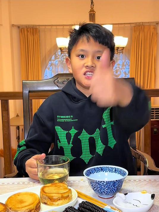 鸡蛋汉堡,这样做简单又好吃,搭配蒸玉米