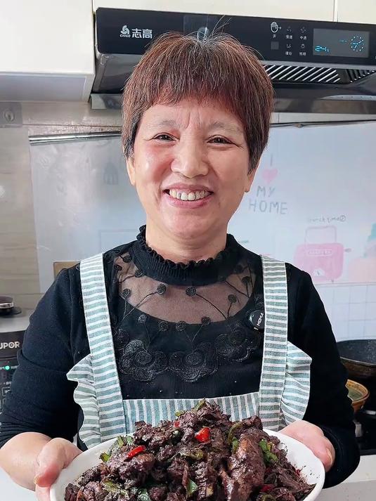 血鸭做法很多种,我们就爱婆婆炒的这一种,比外面饭店的还好吃
