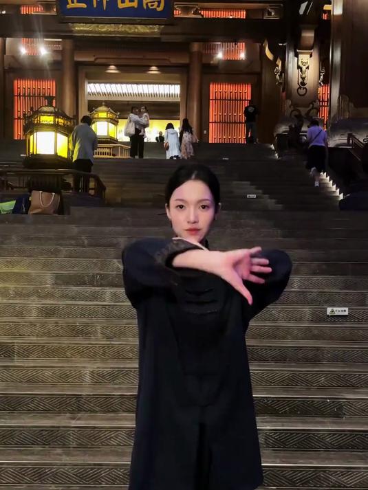 大家猜为什么这个动作叫卧鱼呢