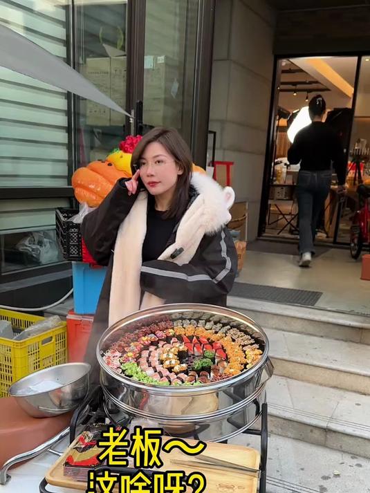 一元寿司摆摊,热乎乎!