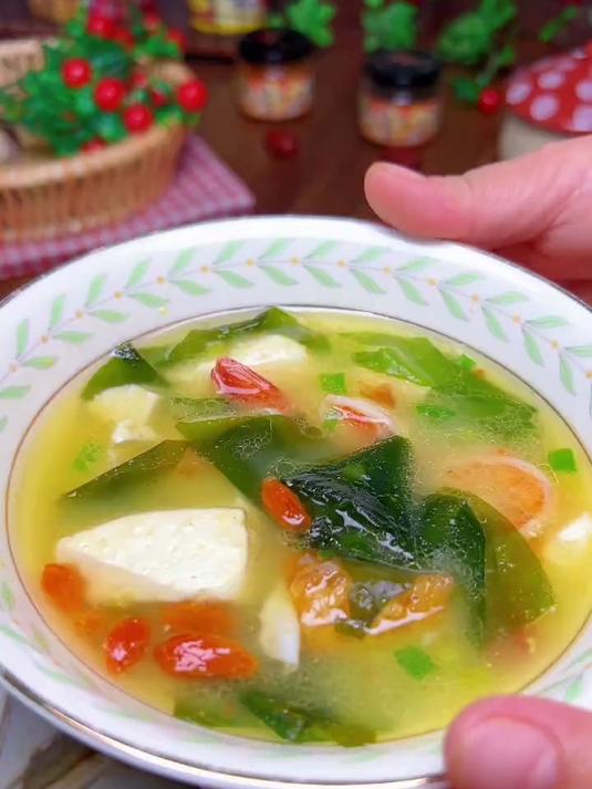 天热可以多给孩子们做这个裙带菜鸡蛋豆腐汤喝,汤鲜味美