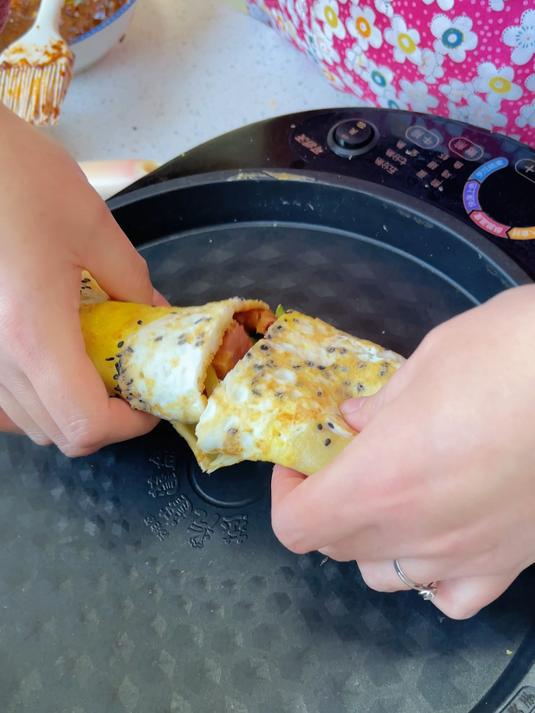 想吃杂粮煎饼不用出去买，教你在家做，酥酥脆脆，夹菜夹肉都好吃