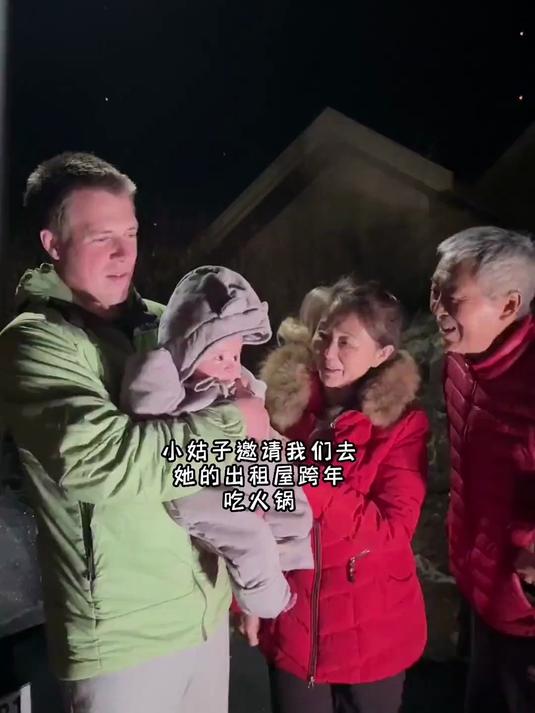 过节期间少不了家庭聚餐,我们带火锅她做蛋糕