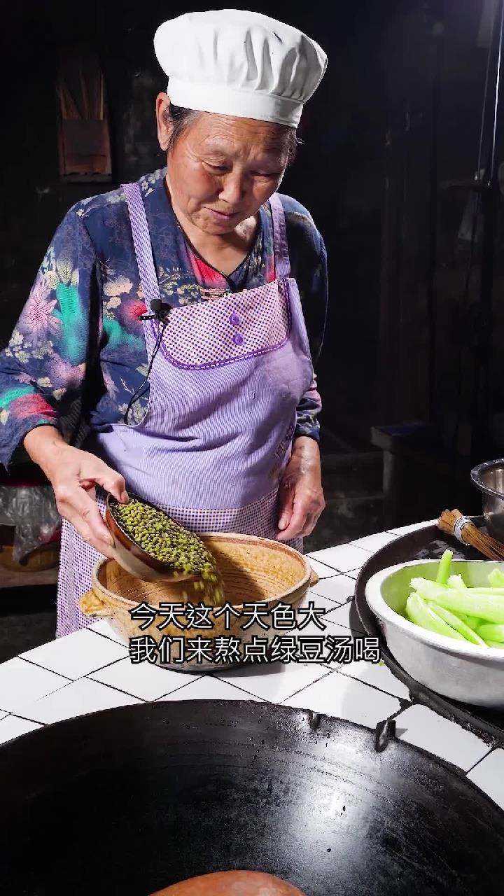 夏日炎炎,奶奶熬的绿豆汤和西瓜超甜