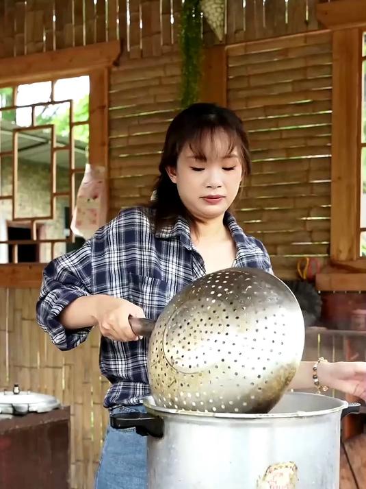 牛肉锁住了原味 而且一点都不柴这样做的木桶牛肉真好吃