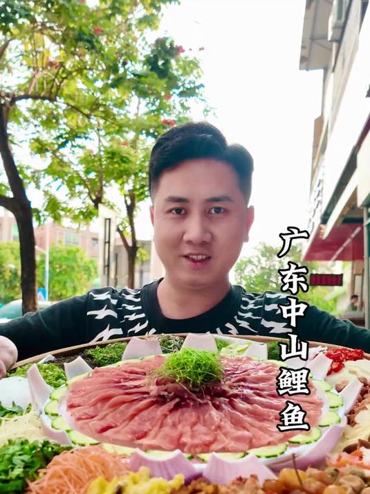 14斤黄肉鲤鱼做鱼生，一条866块一半做鱼扣一半切鱼片 味道真鲜甜