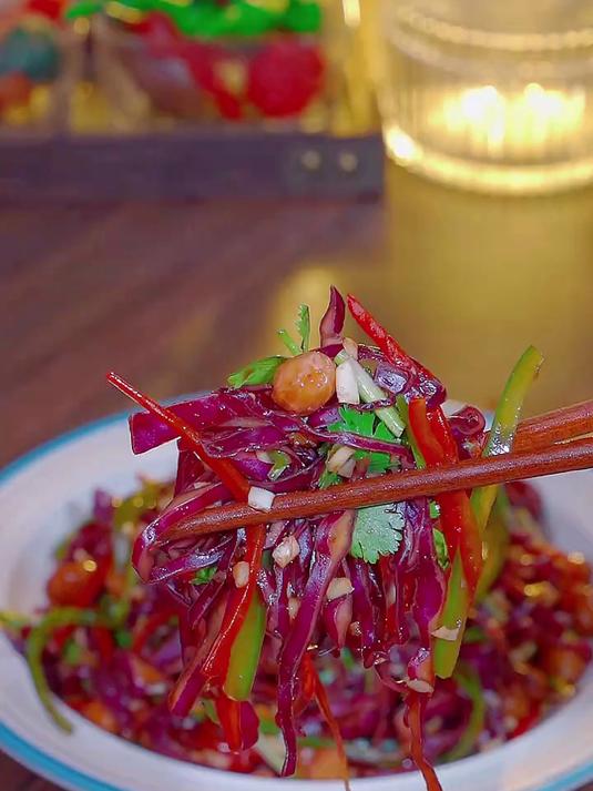 聪明的小姐姐们都把晚餐换成了这个凉拌紫甘蓝