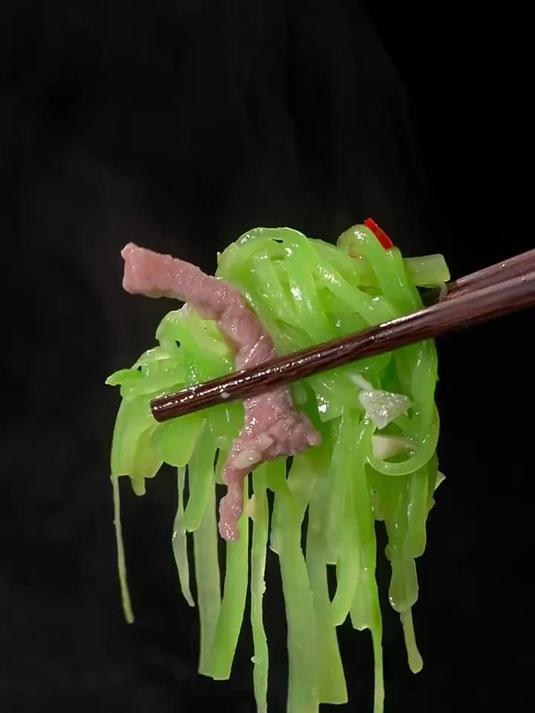做法非常好吃的莴笋炒肉丝，一学就会